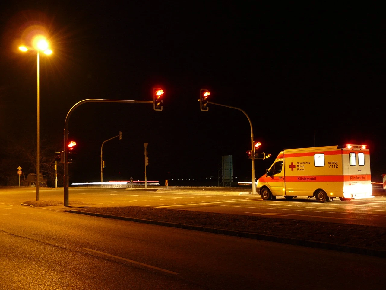 Notdienste in Hildesheim: Rettungswagen und Feuerwehrfahrzeug